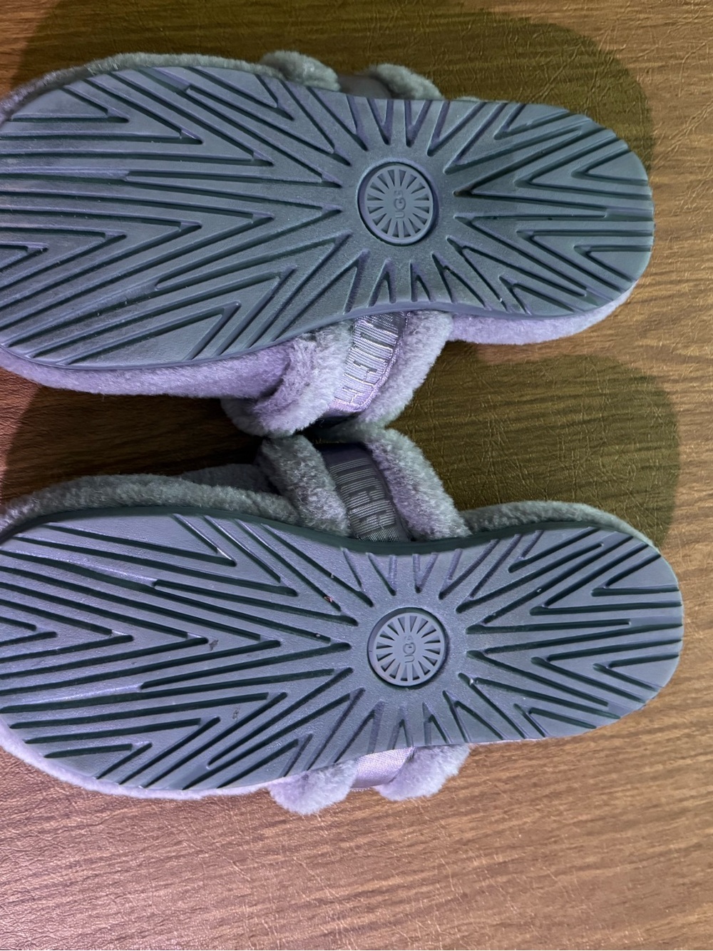 UGG slippers - Picture 2 of 2